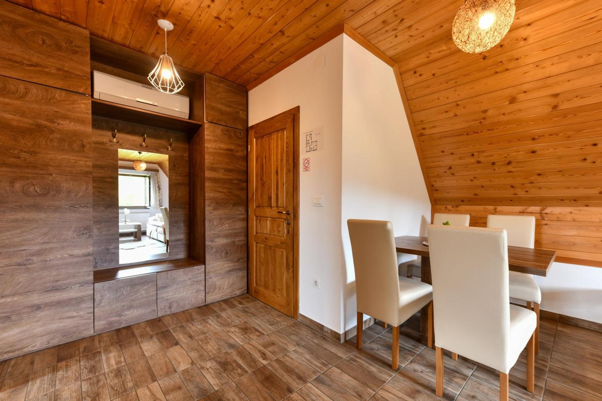 Apartma Flora House *