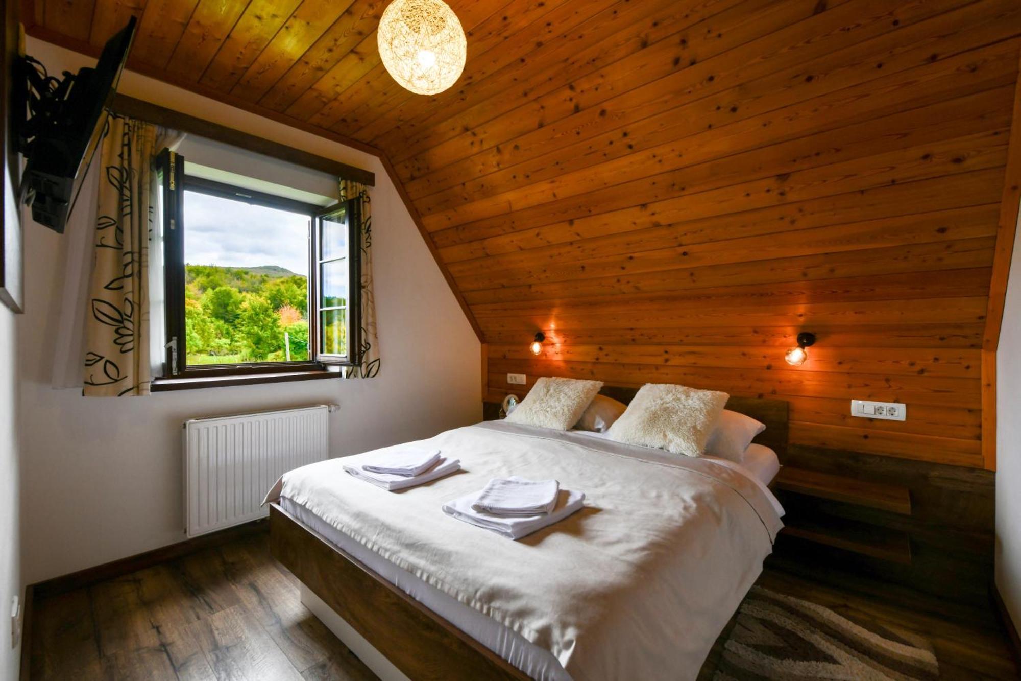 Apartma Flora House *