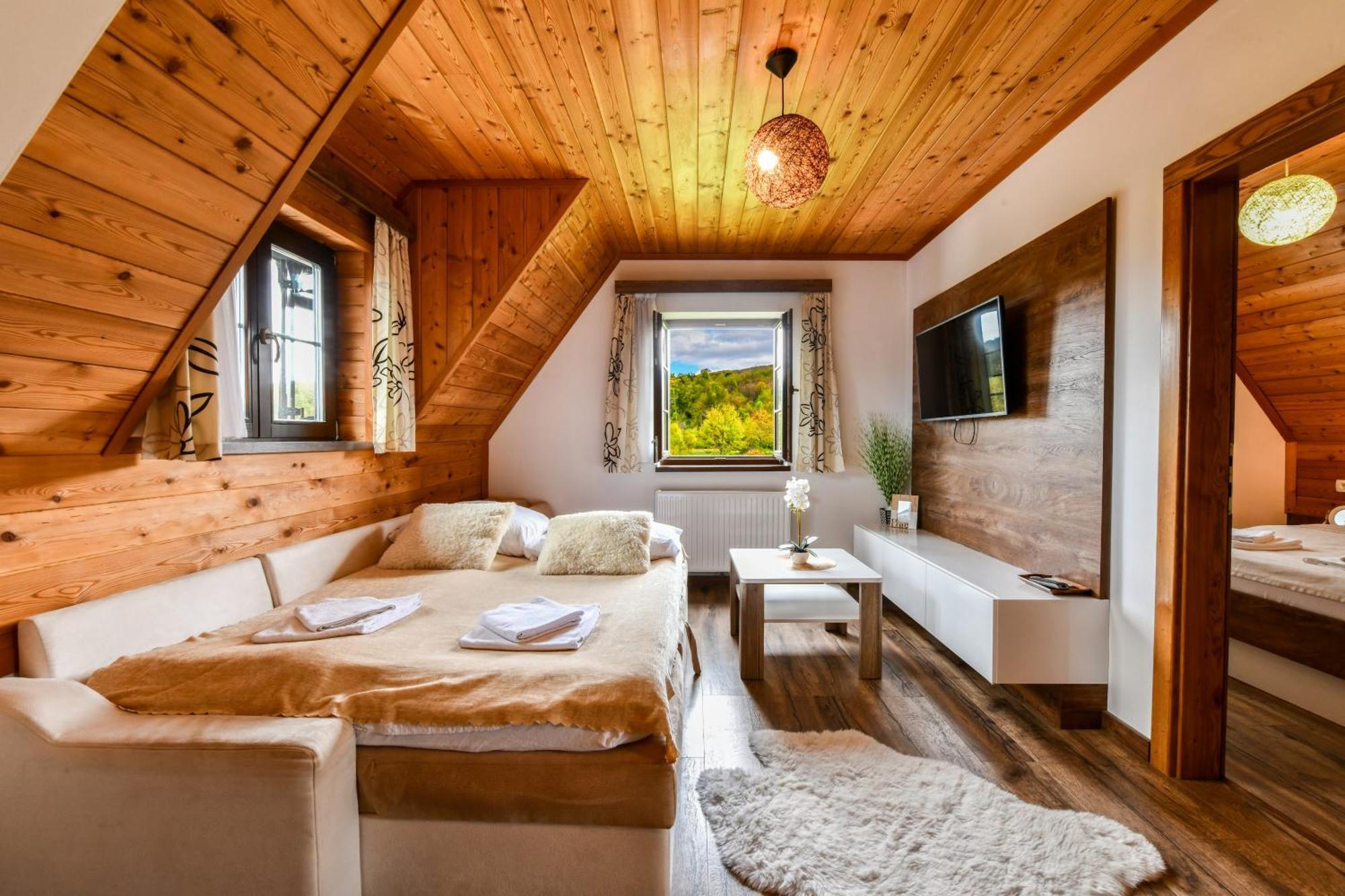 Apartma Flora House *